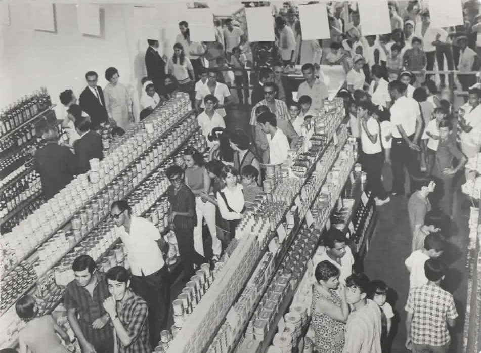 Supermercado Pioneiro lotado na inauguração, 1966