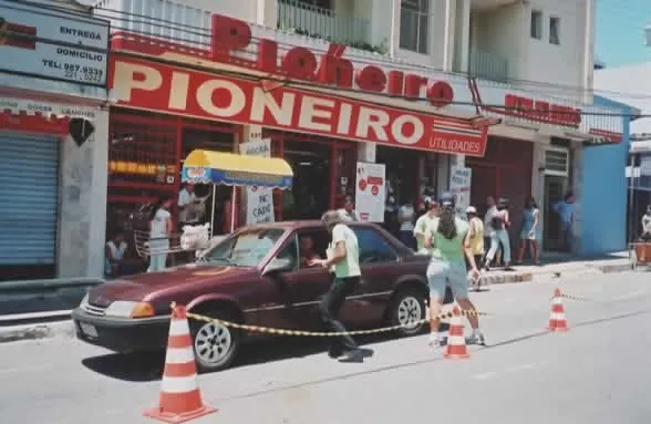 Carro sorteado na porta da loja em 2001