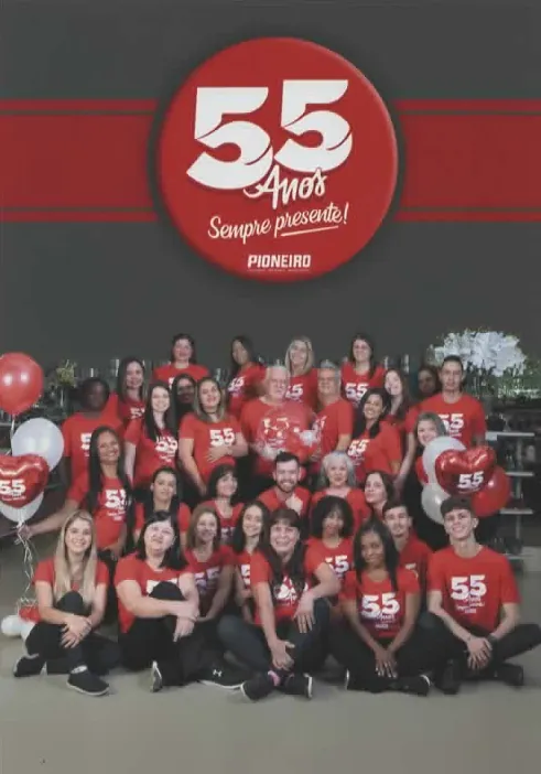Equipe reunida na comemoração de 55 anos