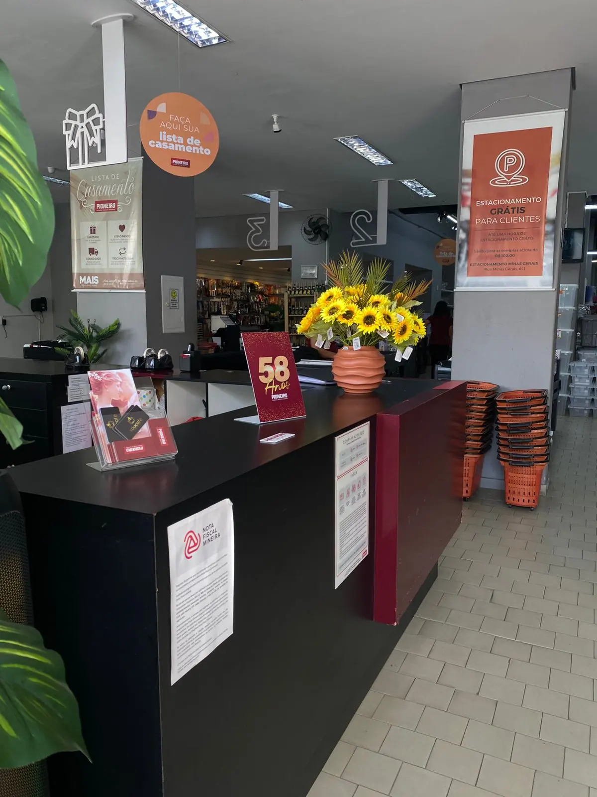 Balcão de atendimento da loja com flores
