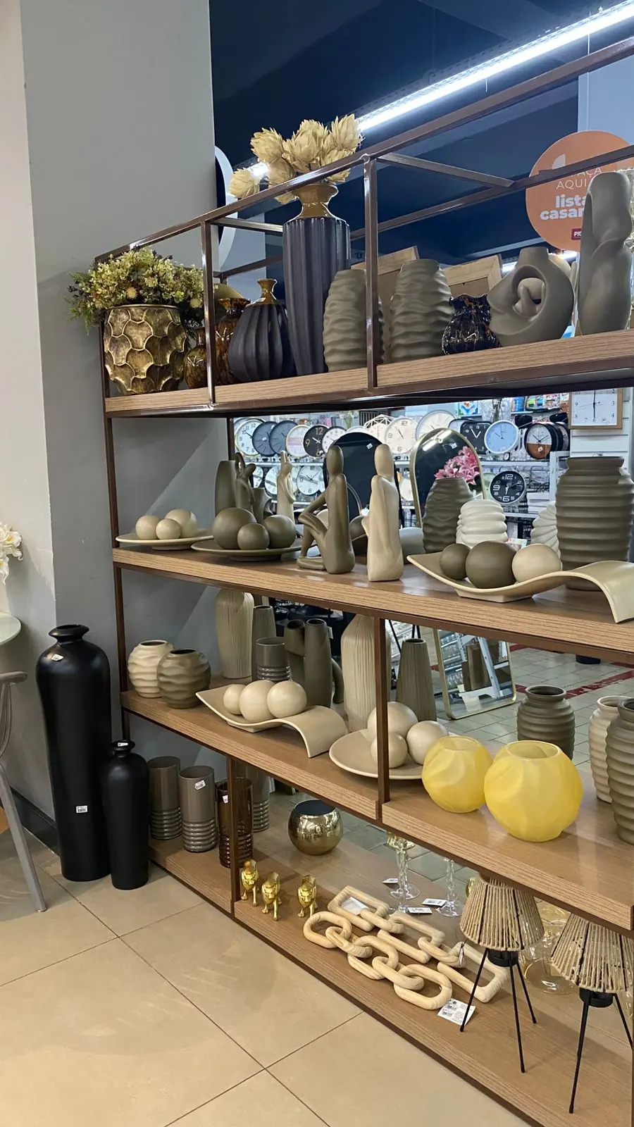 Vasos e esculturas decorativas