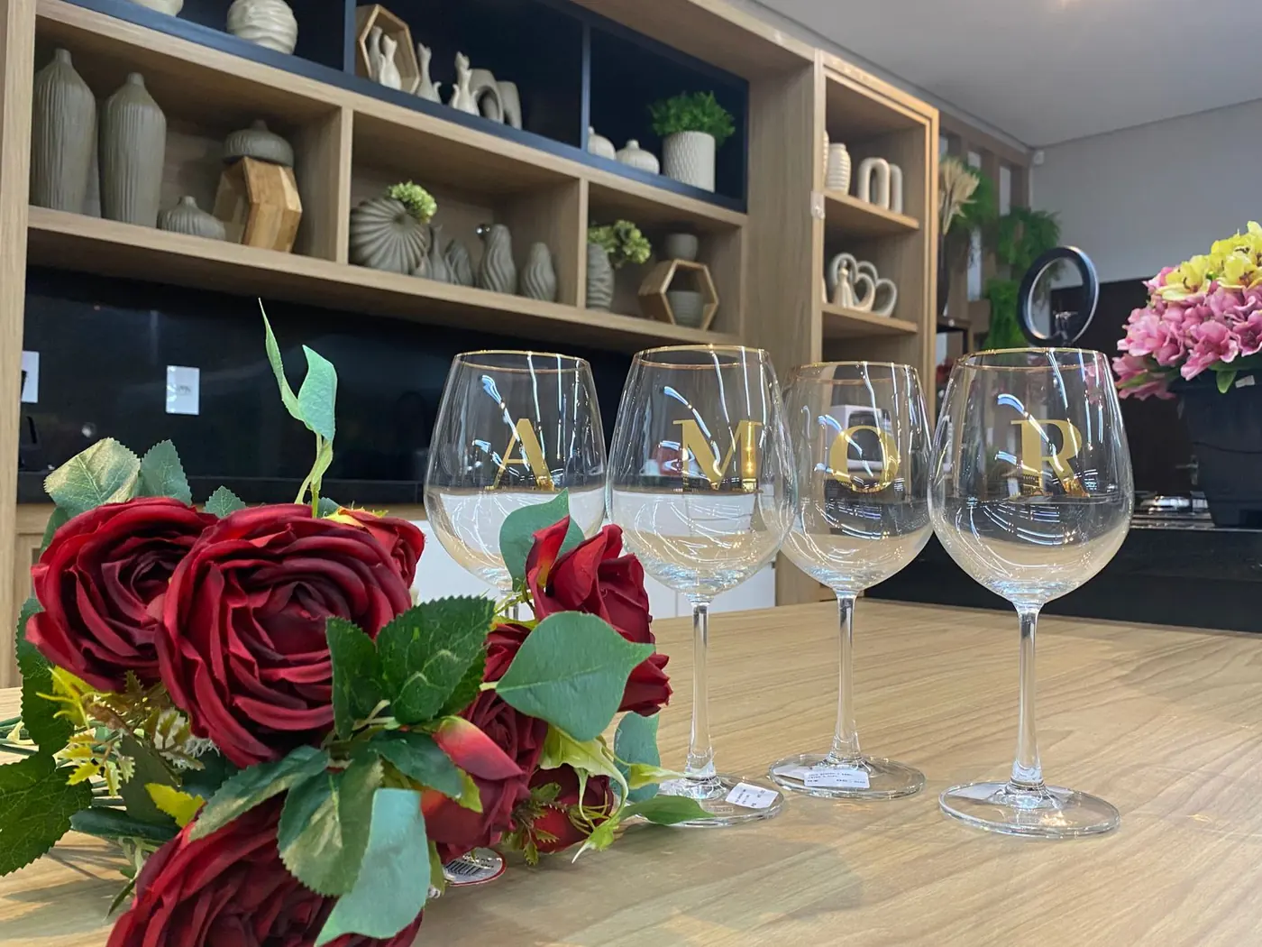 Mesa posta com taças e rosas escrita AMOR