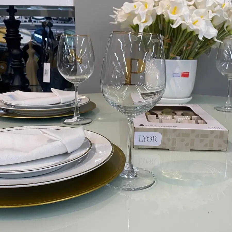 Mesa posta com pratos, taças e flores