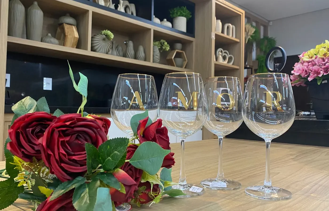 Taças e rosas em mesa decorada com a palavra AMOR