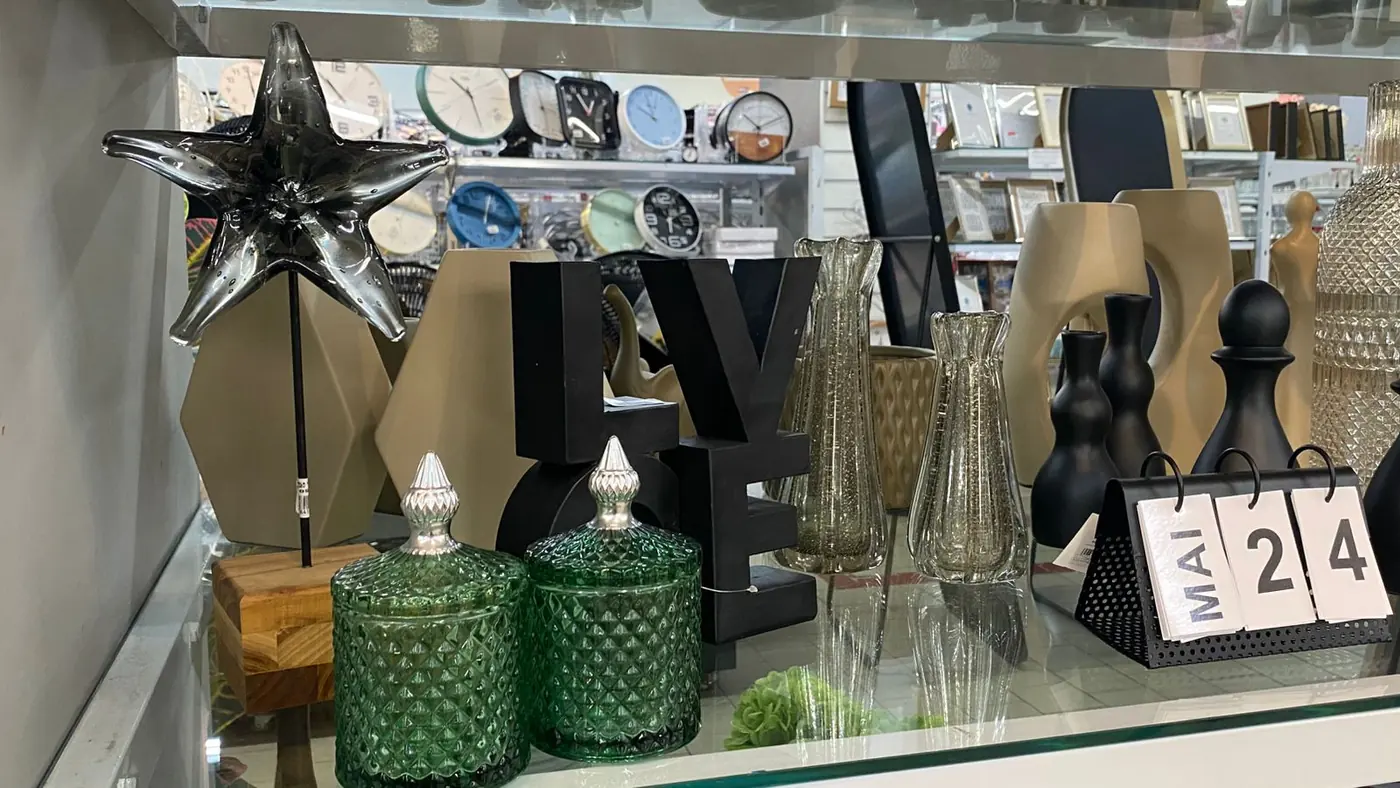 Enfeites decorativos na prateleira da loja